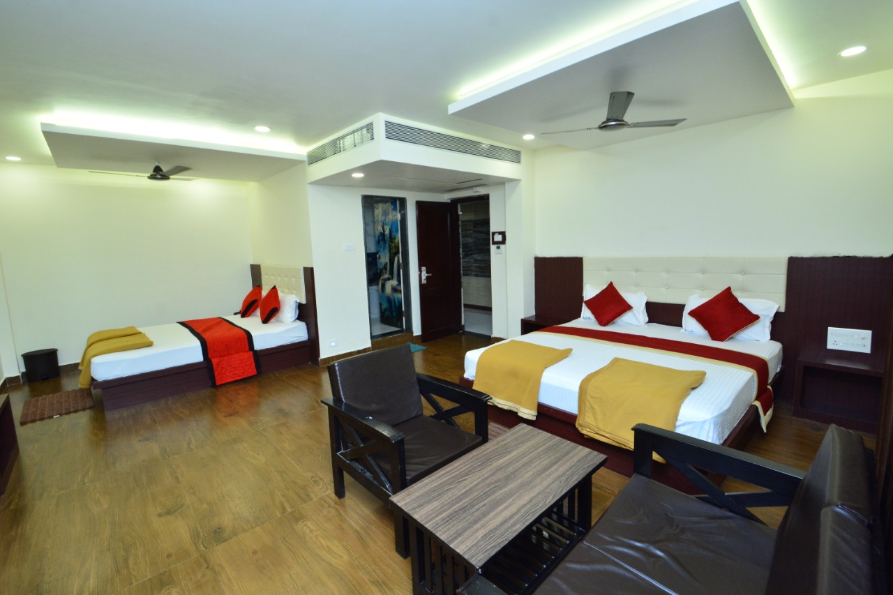 Royal Retreat Hotel in Murudeshwar - Exterior View